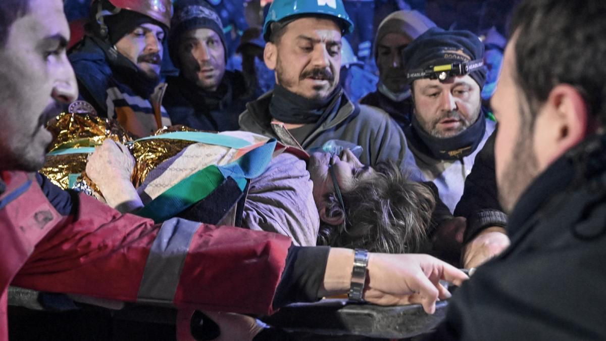 Rescataron a una mujer luego de más de 200 horas bajo escombros en Turquía