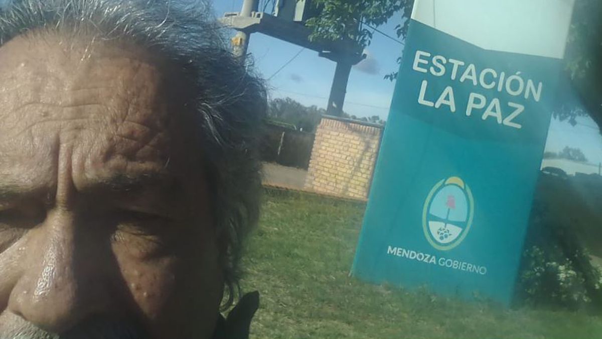 Estación La Paz. Luego de tres días de marcha, Carlos Córdoba, el caminante mendocino, está en el último departamento del este de Mendoza antes de pasar a San Luis.