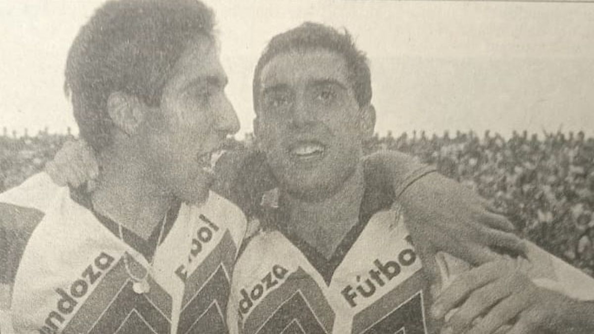 Alberto Naves estaba junto al Ariel Pereyra en la etapa que jugó en el Expreso. Alberto Naves estaba junto al Ariel Pereyra en la etapa que jugó en el Expreso.