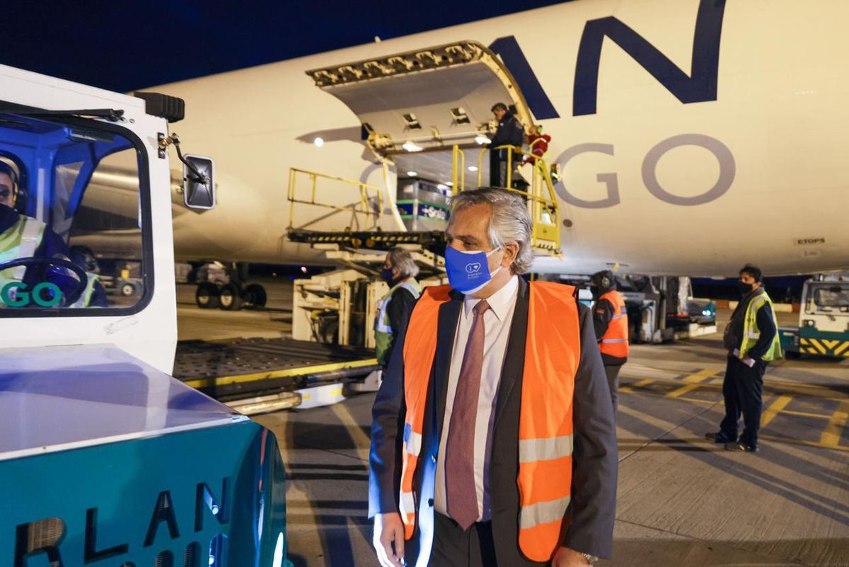 El presidente Alberto Fern&aacute;ndez estuvo en Ezeiza para recibir el env&iacute;o de vacunas AstraZeneca.