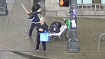 Video: un criminal reincidente golpeó a una anciana de la nada y la dejó ciega