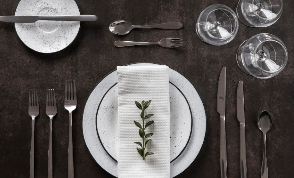 ¡Es un lío! Recuerda comenzar con los cubiertos de afuera y luego seguir para los que están hacia adentro. ¡Es un lío! Recuerda comenzar con los cubiertos de afuera y luego seguir para los que están hacia adentro.