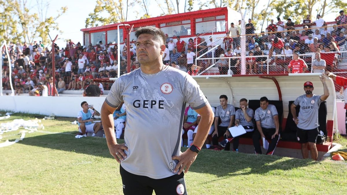 Alejandro Abaurre conduce a Huracán Las Heras. Alejandro Abaurre conduce a Huracán Las Heras.