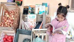 Dos jóvenes pusieron una novedosa verdulería que pesta libros gratis
