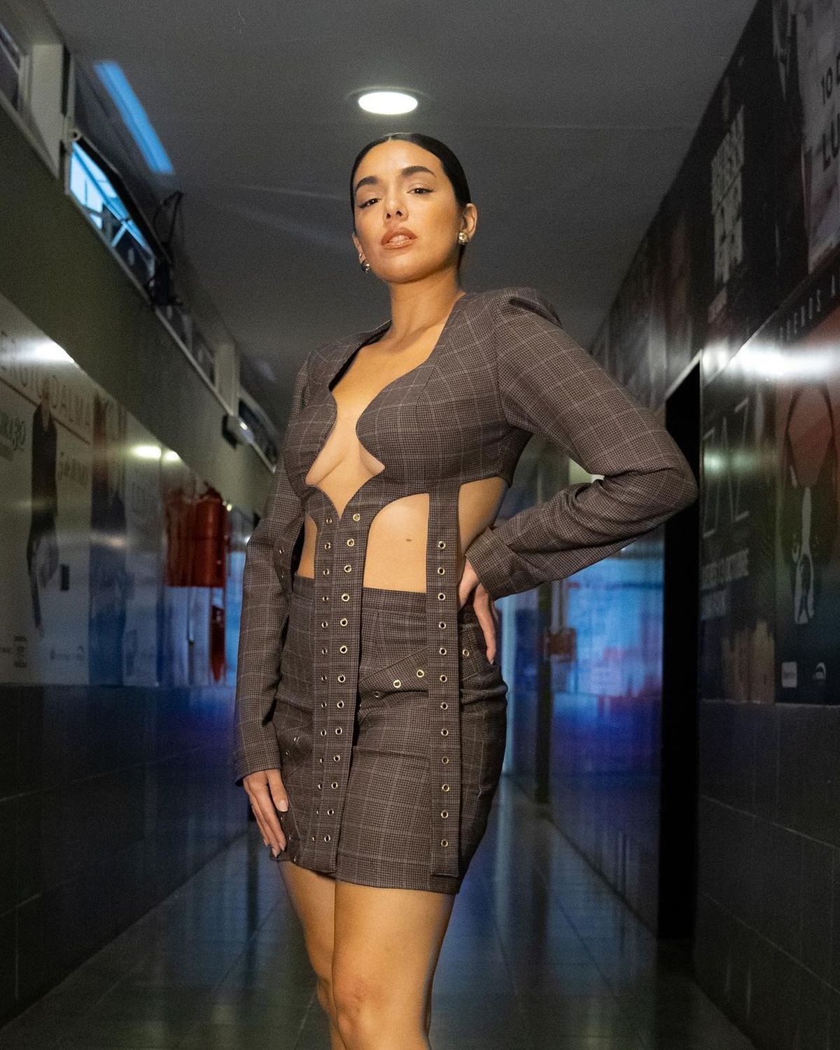 Pollerita y aberturas, Ángela Leiva llevó el look colegiala a nivel sublime. Pollerita y aberturas, Ángela Leiva llevó el look colegiala a nivel sublime.