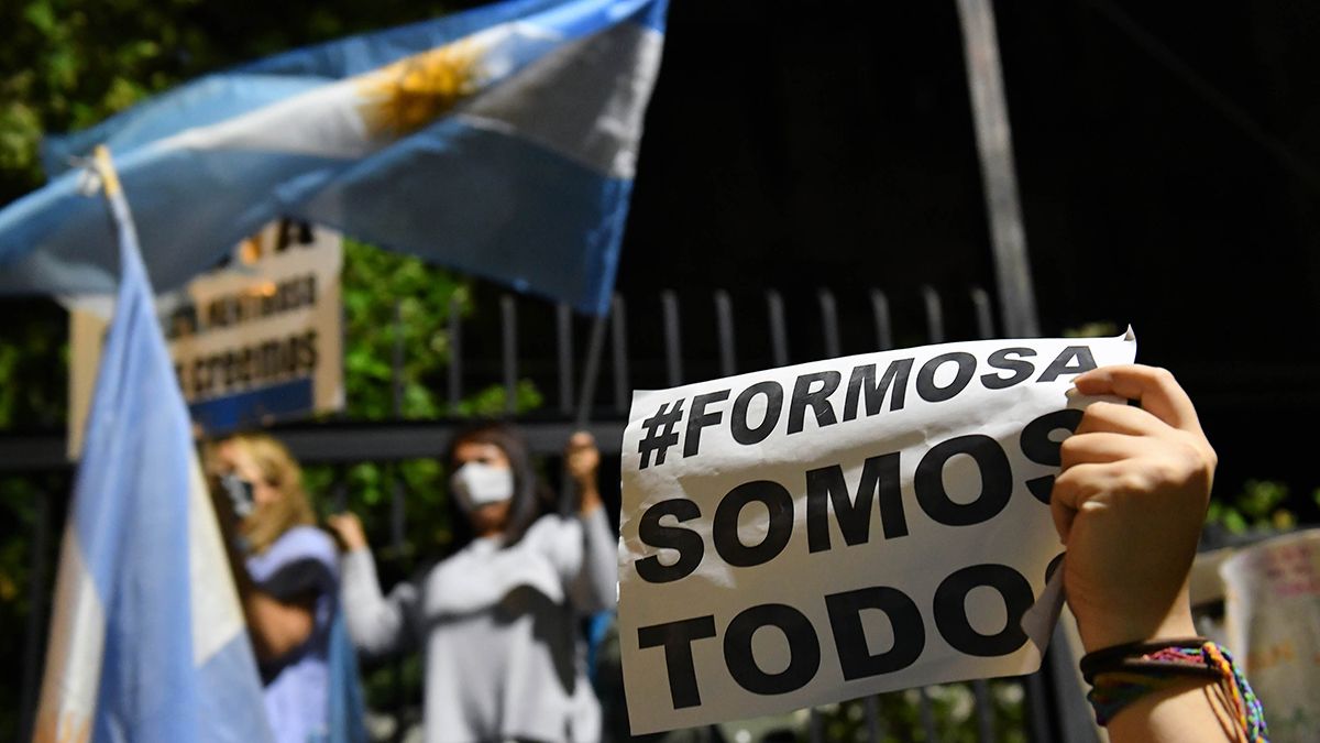 Manifestantes protestaron frente a la Casa de Formosa en Buenos Aires.por la violencia policial durante la protesta por el regreso a la Fase 1.