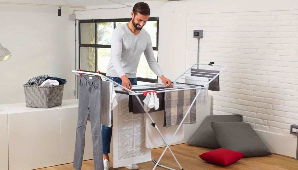 El tender permite que la ropa se seque de forma natural y rápida, evitando la necesidad de usar secadoras que consumen energía y pueden dañar las prendas. Imagen: Freepik El tender permite que la ropa se seque de forma natural y rápida, evitando la necesidad de usar secadoras que consumen energía y pueden dañar las prendas. Imagen: Freepik