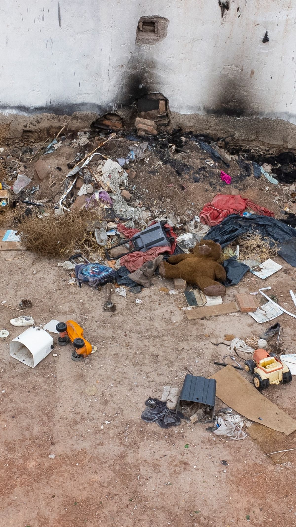 Juguetes, ropa y otros elementos, además de basura, que quedó en el predio de Gil Pereg tras haber sido usurpado. Juguetes, ropa y otros elementos, además de basura, que quedó en el predio de Gil Pereg tras haber sido usurpado.