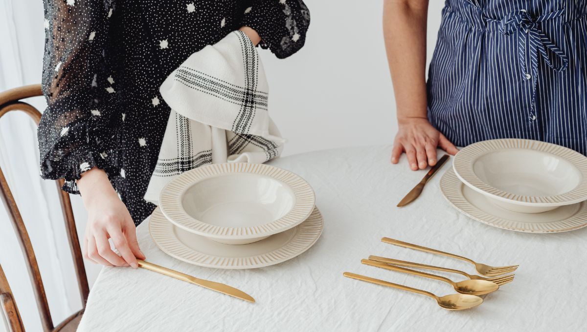 Mesa navideña decorada y con cubiertos impecables. Mesa navideña decorada y con cubiertos impecables.