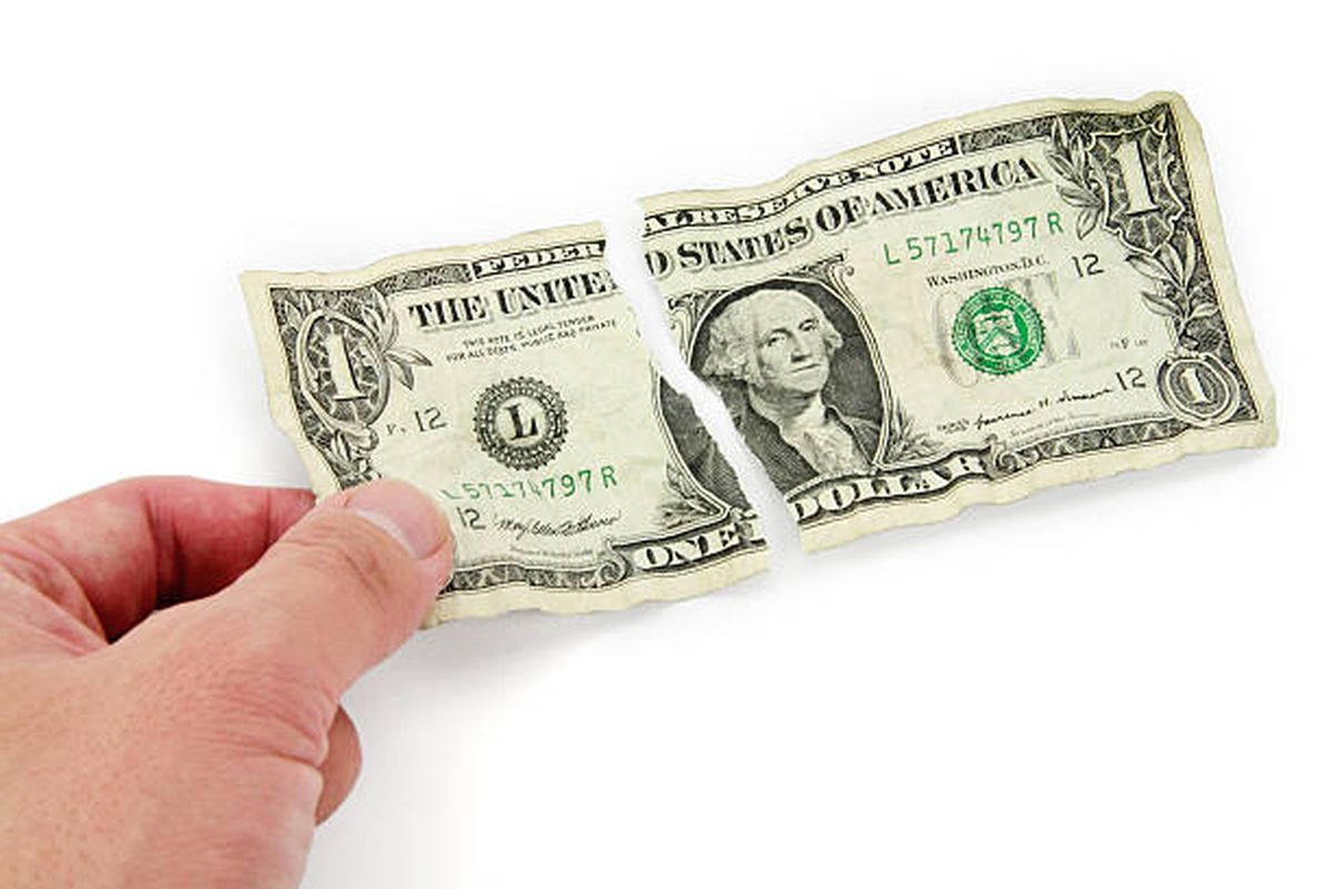 Puedes cambiar tus billetes de dólar dañados. Puedes cambiar tus billetes de dólar dañados.