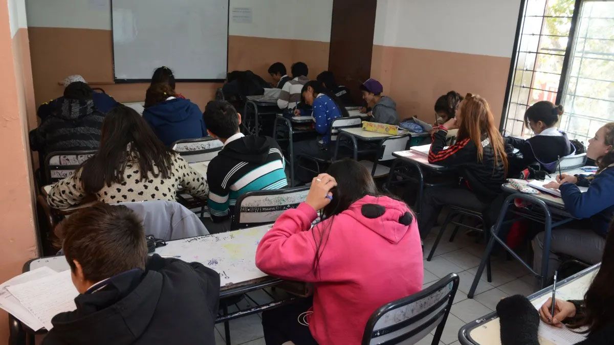 Importancia de la educación. Al estudiante hay que darle pluralidad de conceptos y que pueda tener la capacidad para el debate. Importancia de la educación. Al estudiante hay que darle pluralidad de conceptos y que pueda tener la capacidad para el debate.