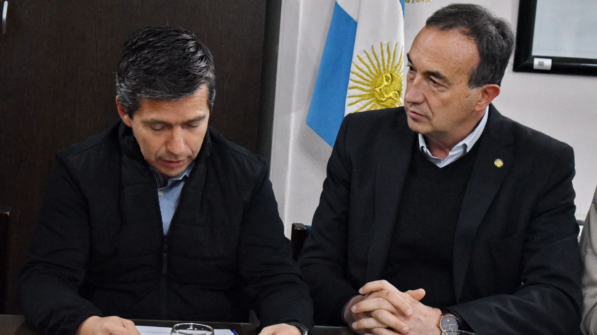 El presidente de la Cámara de Diputados, Andrés Lombardi, con el vicerrector de la UNCuyo, Gabriel Fidel. El presidente de la Cámara de Diputados, Andrés Lombardi, con el vicerrector de la UNCuyo, Gabriel Fidel.
