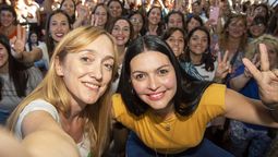 La senadora Anabel Fernández Sagasti junto a la intendenta de Santa Rosa, Flor Destéfanis.