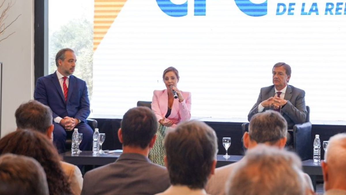 De izquierda a derecha: el intendente de Maipú, Matías Stevanato; junto a la secretaria de Energía de la Nación, Flavia Royón y el gobernador de Mendoza, Rodolfo Suarez.