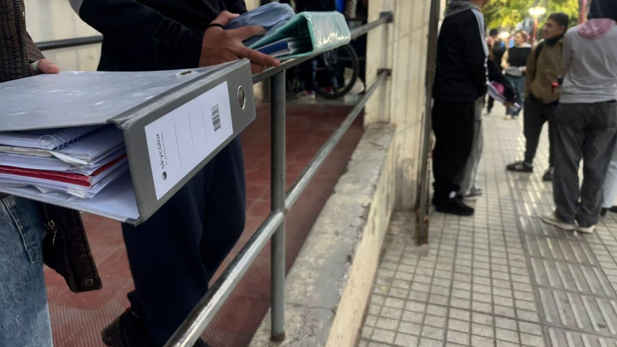 Alumnos de escuelas de Mendoza ingresaron a los colegios sin mochilas tras las amenazas por tiroteos