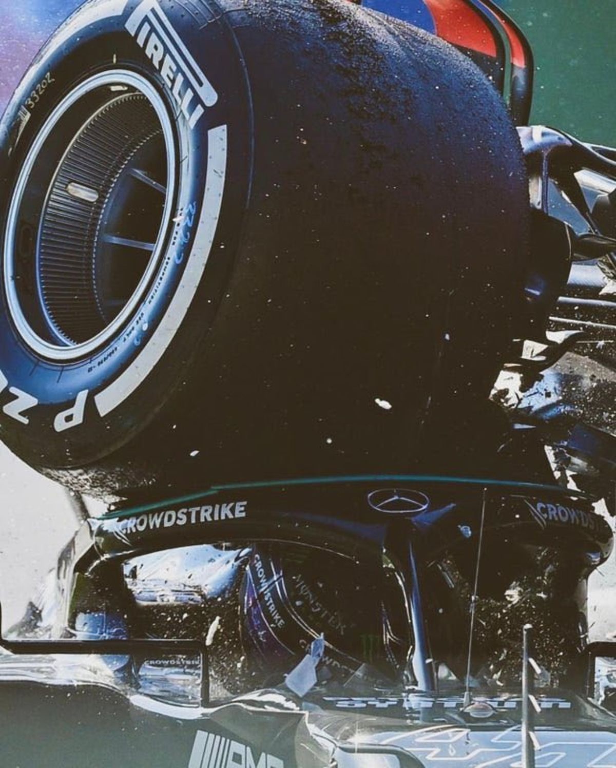 La rueda del auto de Max Vertsappen qued&oacute; sobre la cabeza de Lewis Hemilton.