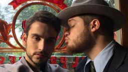 El beso bajo la lluvia de Albert Baró y el hijo de Adrián Suar