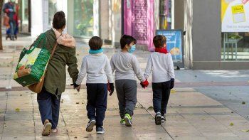 Coronavirus: en España dejan salir a los niños para ir al supermercado o farmacias con sus padres