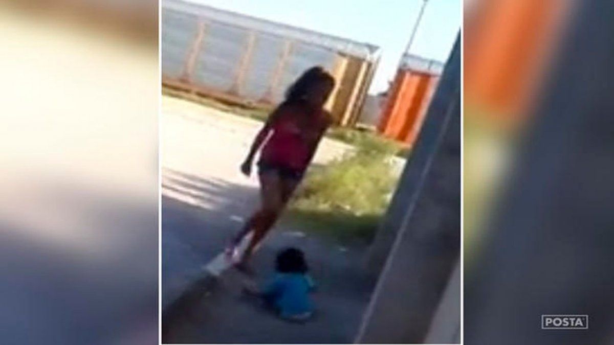 El video del brutal castigo de una madre a su pequeño hijo