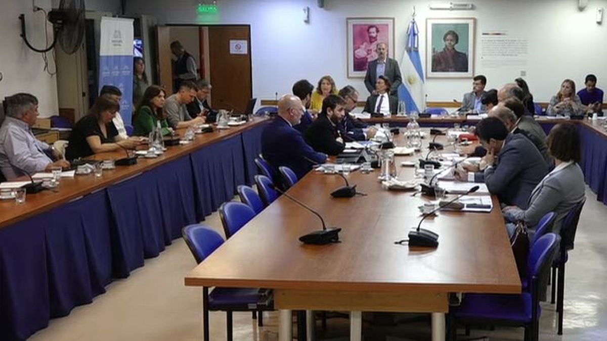 Diputados durante la reunión.