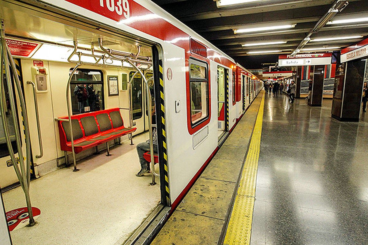 Las palancas de emergencia se ubican a ambos lados de las puertas del Metro. Las palancas de emergencia se ubican a ambos lados de las puertas del Metro.