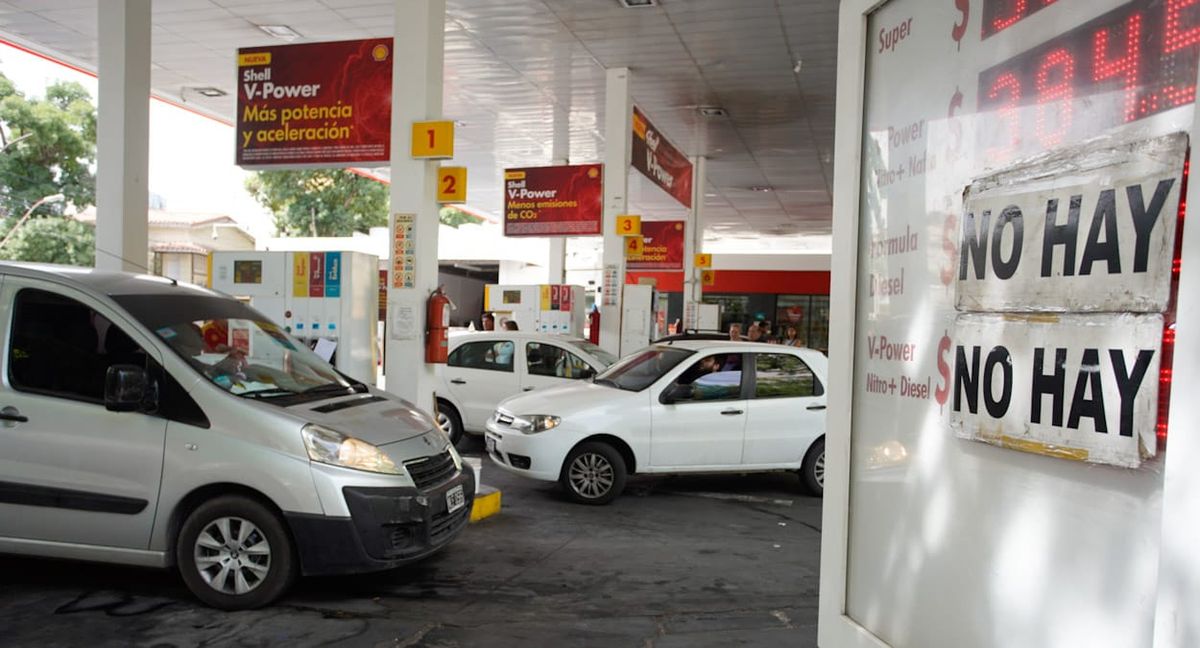 Los mendocinos que recorren las estaciones de servicio del Gran Mendoza en busca de combustible se encuentran con largas filas para cargar.