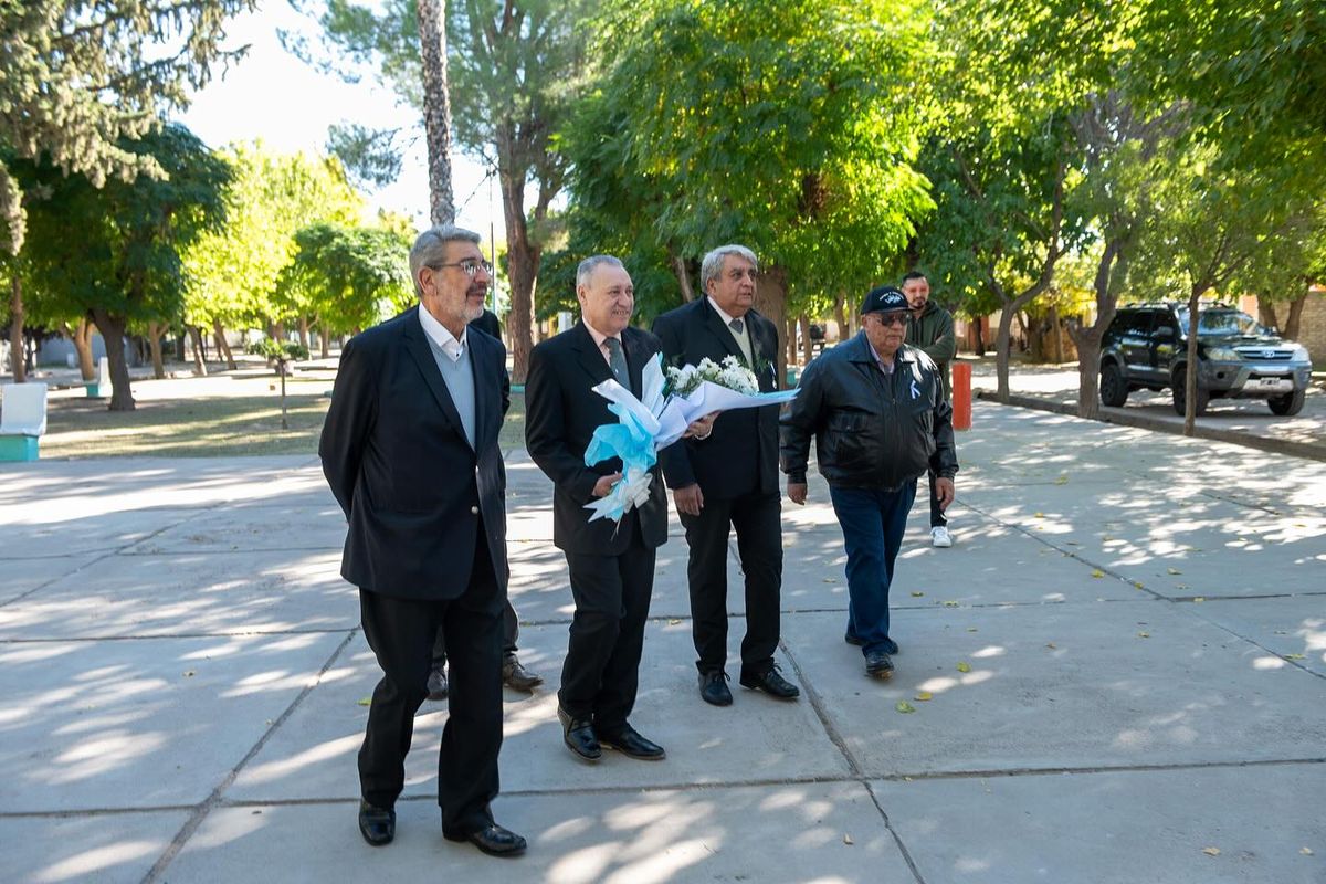 El 2 de abril Ricardo Mansur encabezó en Rivadavia el acto por Malvinas. Tres días después tuvo el problema de salud. El 2 de abril Ricardo Mansur encabezó en Rivadavia el acto por Malvinas. Tres días después tuvo el problema de salud.