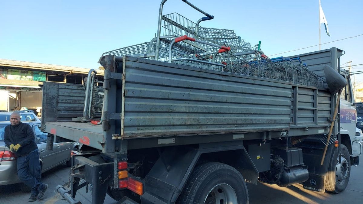 Los carritos fueron colocados en un camión para su posterior traslado a los supermercados e hipermercados. Los carritos fueron colocados en un camión para su posterior traslado a los supermercados e hipermercados.