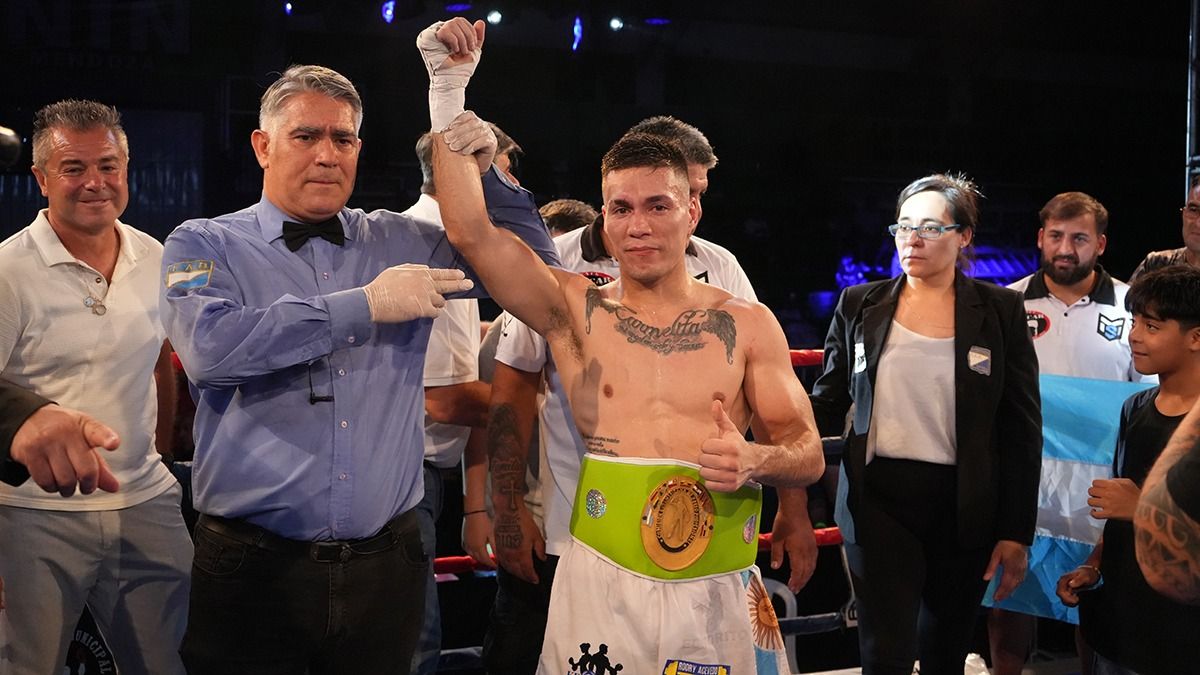 Delirio en Jun&iacute;n. El cr&eacute;dito local El Profe Maximiliano Segura recuper&oacute; su t&iacute;tulo Sudamericano superligero luego de una dur&iacute;sima pelea.