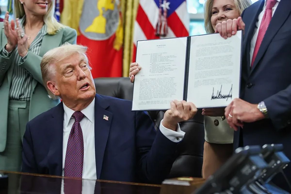 El presidente de Estados Unidos, Donald Trump, firmando una orden, en la Oficina Oval de la Casa Blanca, en Washington en Estados Unidos (Archivo). Cr&eacute;dito: EFE/EPA/ Samuel Corum.