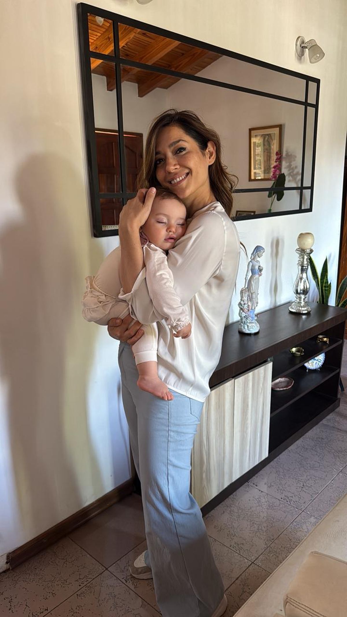 Tener a su hija en brazos es para Gisela Campos su mayor sueño cumplido en la vida. Por eso celebró a pleno el Día de la Madre. Tener a su hija en brazos es para Gisela Campos su mayor sueño cumplido en la vida. Por eso celebró a pleno el Día de la Madre.