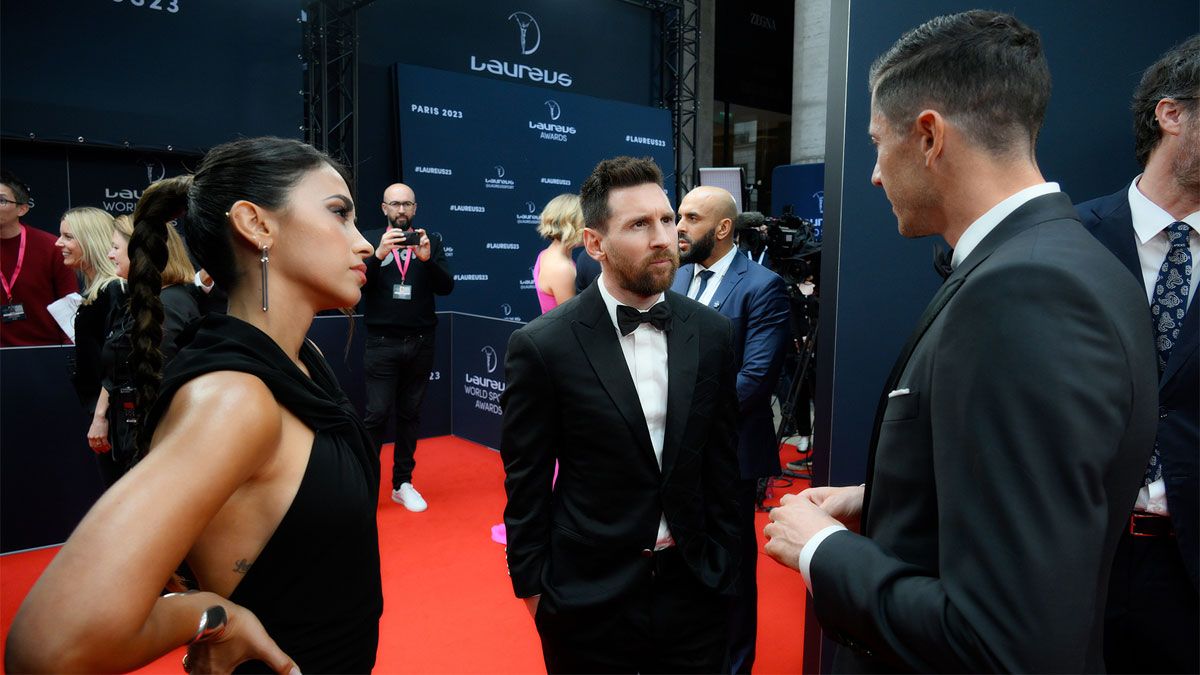 Antonela Roccuzzo observa atenta la charla entre Lionel Messi y Robert Lewandowski.