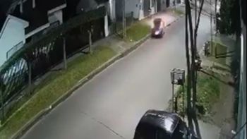 El video del accidente donde un mujer murió tras incrustar su auto en una ferretería El video del accidente donde un mujer murió tras incrustar su auto en una ferretería