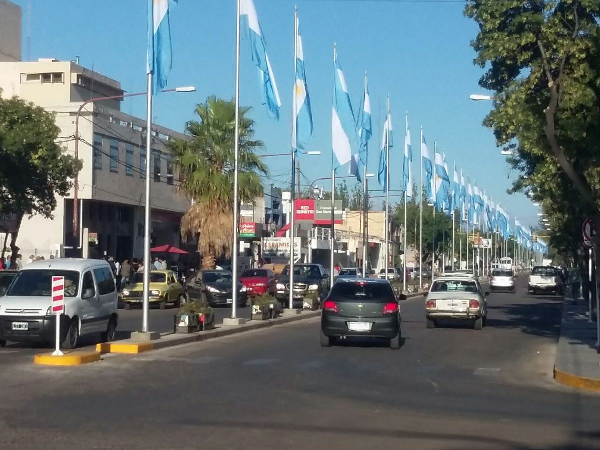 El recambio de banderas en el bulevard de San Mart&iacute;n.