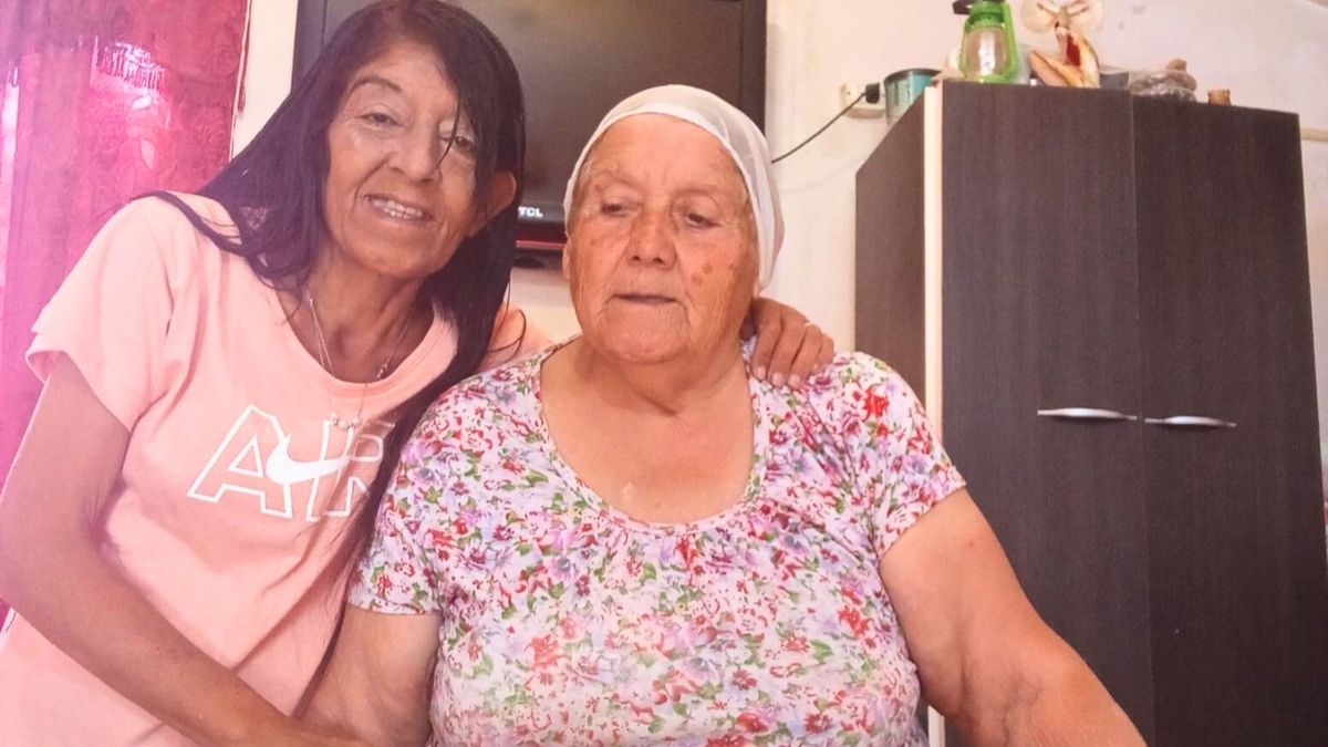 Chiquita, la mamá que a los 79 amasa y vende tortitas para ayudar a Magdalena, su hija enferma