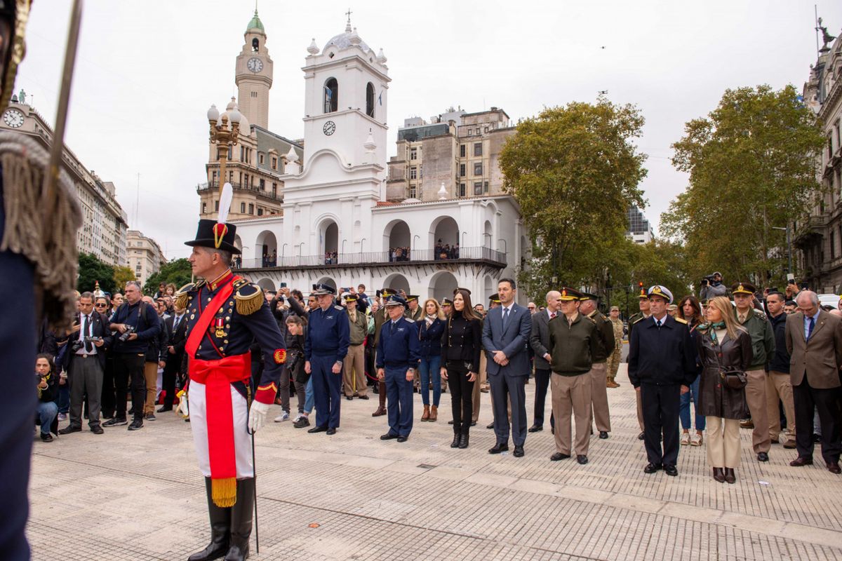 Luis Petri, ministro de Defensa, participó del acto de cambio de guardia con tres unidades del Ejército Argentino.