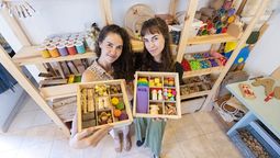 Dos hermanas reciclan árboles caídos y fabrican juguetes sustentables y creativos.