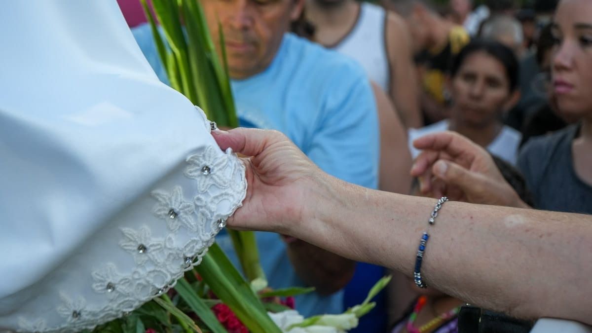 La fe hace que actos mínimos, como tocar el manto de una imagen, tengan para muchos fieles un significado trascendente. La fe hace que actos mínimos, como tocar el manto de una imagen, tengan para muchos fieles un significado trascendente. 