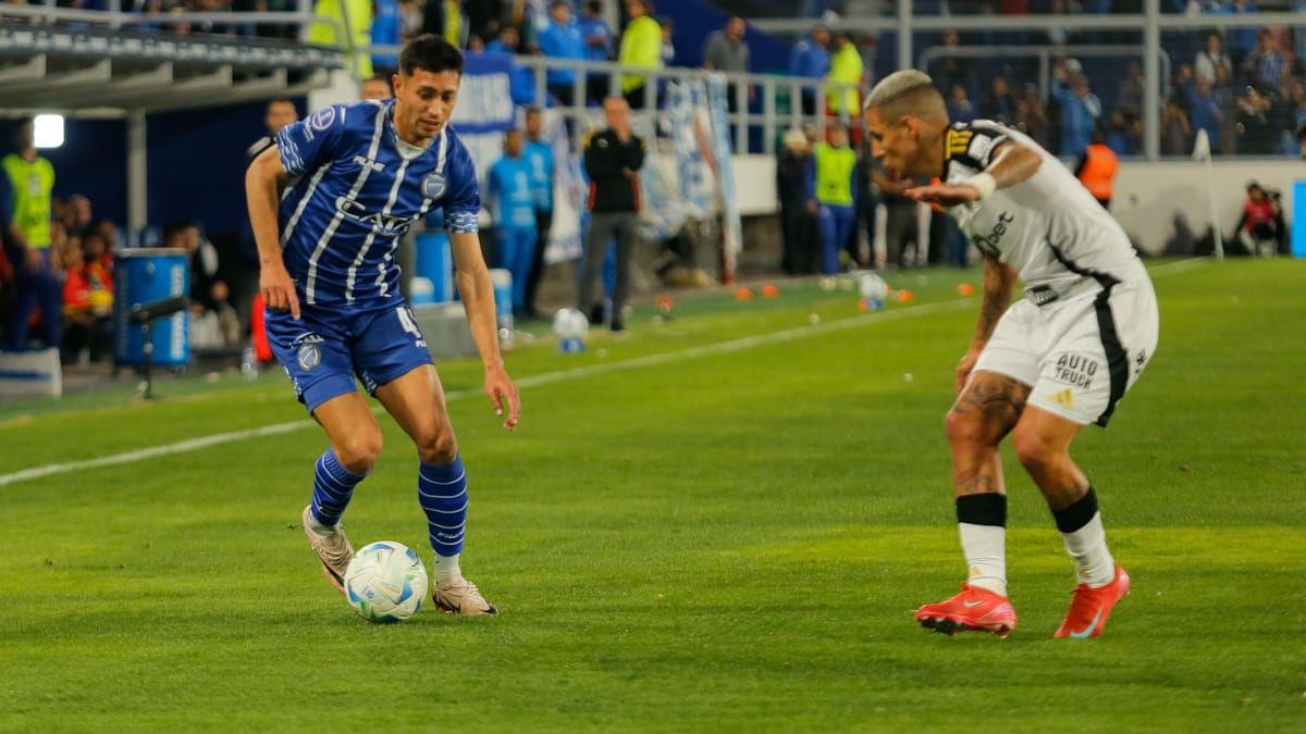 Facundo Altamira, atacante por derecha del Club Godoy Cruz Antonio Tomba.