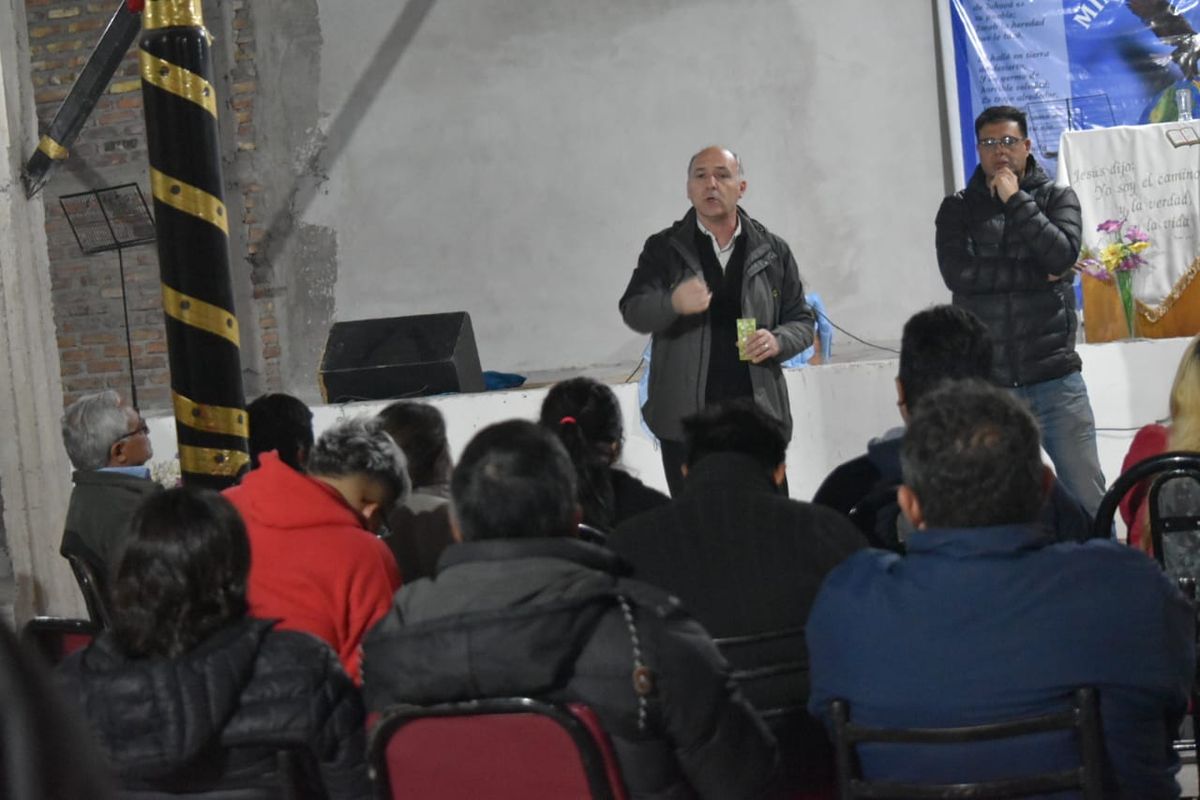 Previo al ataque, el precandidato a gobernador Guillermo Carmona protagonizó una reunión con iglesias evangélicas en la zona de Puente de Hierro en Guaymallén.