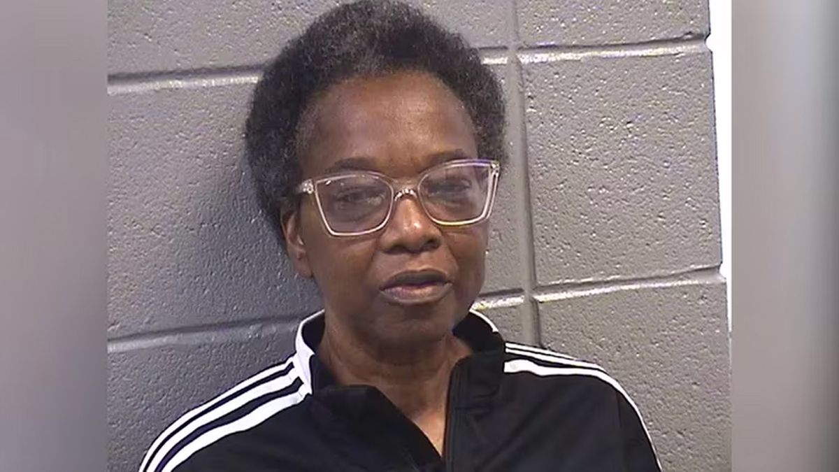 Vera Liddell, la maestra de 68 años, directora de servicios de alimentos del Distrito Escolar Harvey 152, ordenó más de 11.000 cajas de alitas de pollo durante la pandemia. Crédito: Infobae Vera Liddell, la maestra de 68 años, directora de servicios de alimentos del Distrito Escolar Harvey 152, ordenó más de 11.000 cajas de alitas de pollo durante la pandemia. Crédito: Infobae