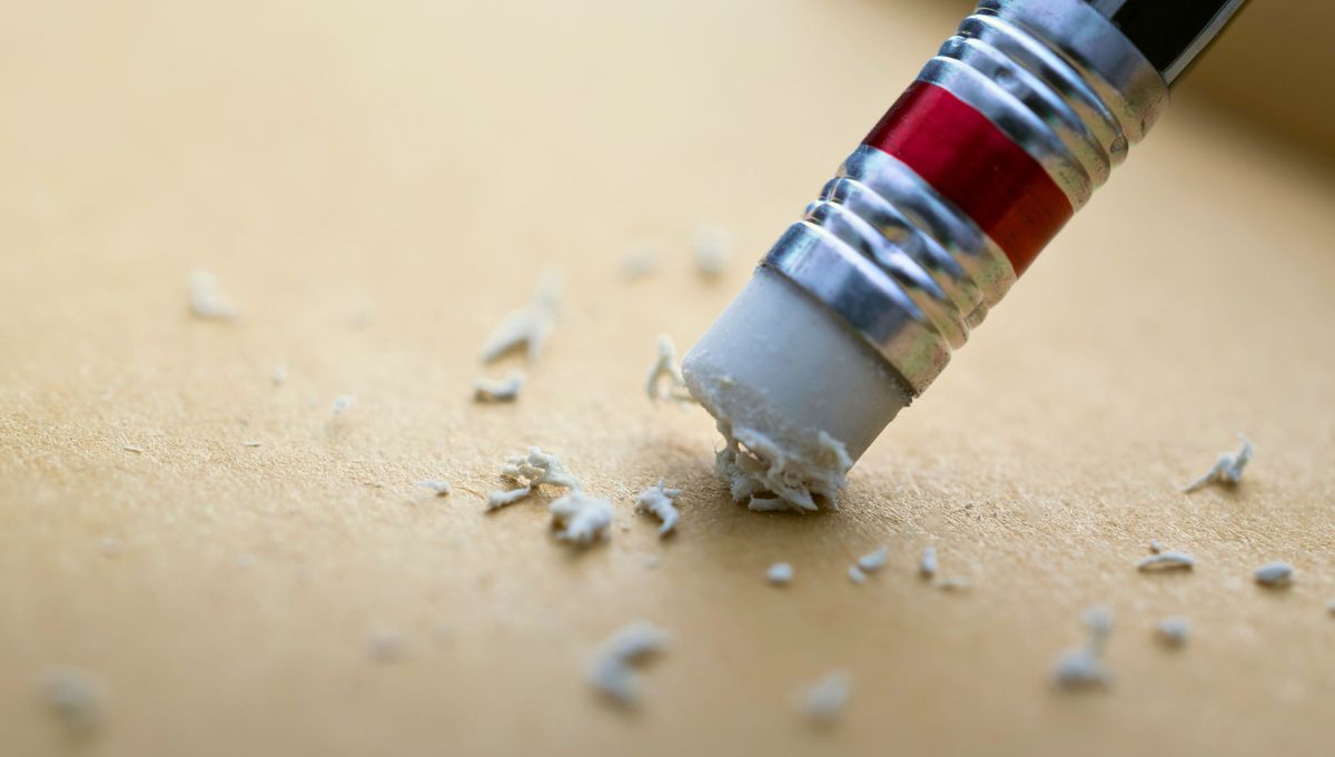 Solo hay que tener a mano y en casa una goma escolar. Solo hay que tener a mano y en casa una goma escolar.