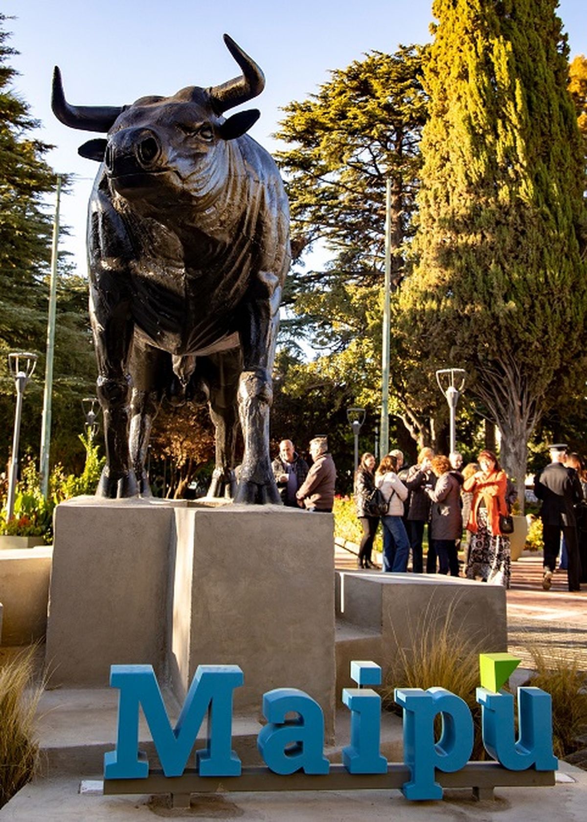  El emblemático Toro de Giol se encuentra ubicada en la esquina noroeste de la plaza 12 de febrero. El emblemático Toro de Giol se encuentra ubicada en la esquina noroeste de la plaza 12 de febrero.