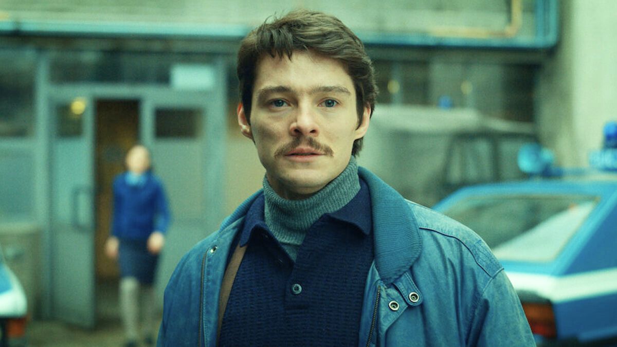 El actor Tomasz Zietek interpreta al novato policía Robert Mrozowski en la película de Netflix. El actor Tomasz Zietek interpreta al novato policía Robert Mrozowski en la película de Netflix.