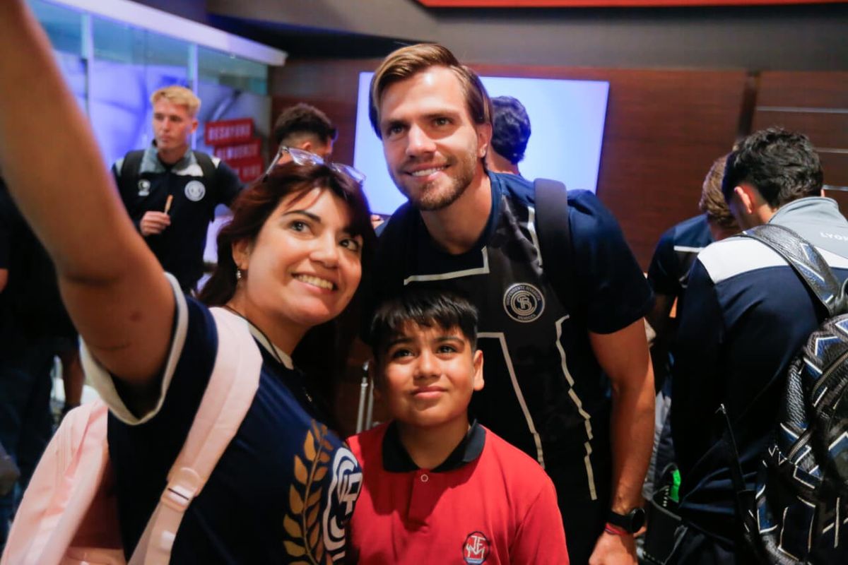 Galería de fotos: el aeropuerto, vestido de azul, despidió a la Lepra antes de la final de la Copa Argentina