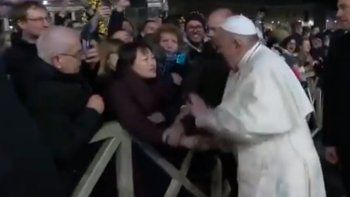 Sorpresa por la reacción del Papa ante el saludo efusivo de una peregrina