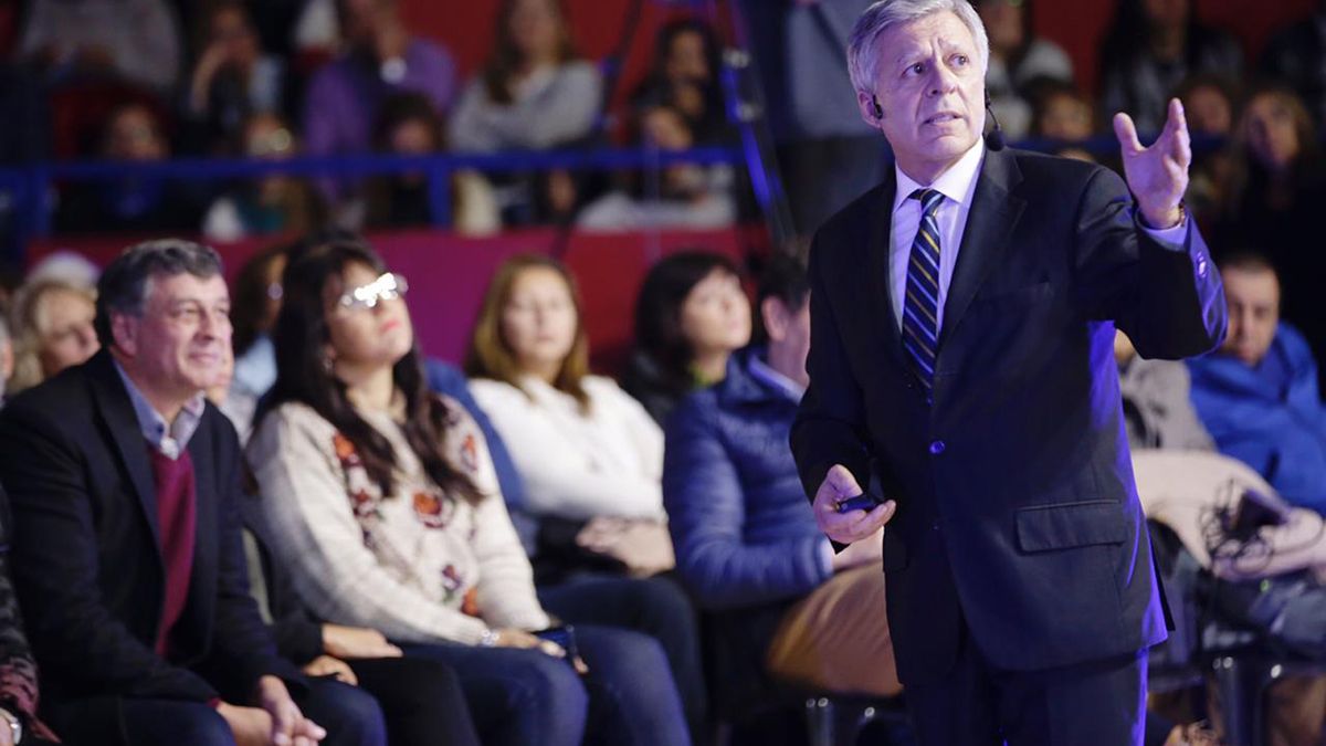 Daniel López Rosetti durante una de sus presentaciones en el ciclo de escritores realizado en el Polimeni.
