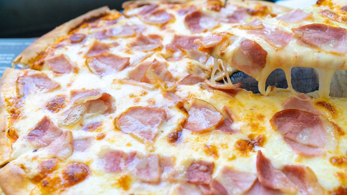 La pizza casera es fácil de hacer y la receta se hace con simples ingredientes.