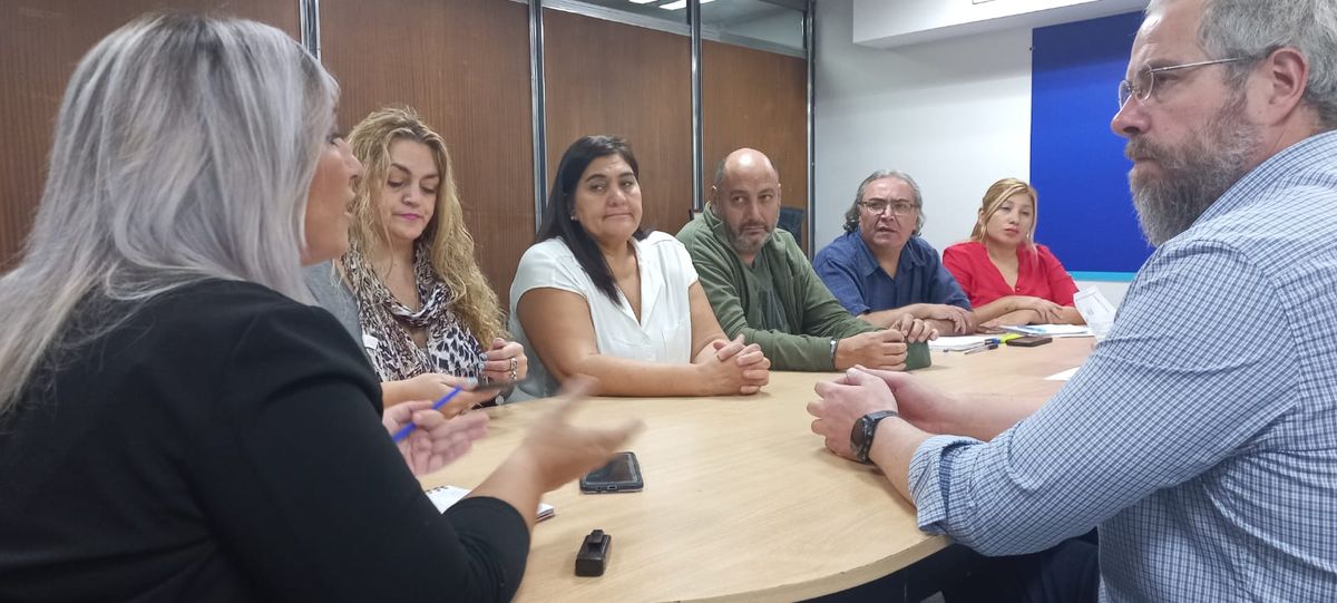 La dirigencia de ATE va a llevar las propuestas de aumento salarial a los lugares de trabajo, para que sean los mismos trabajadores los que decidan. La dirigencia de ATE va a llevar las propuestas de aumento salarial a los lugares de trabajo, para que sean los mismos trabajadores los que decidan.