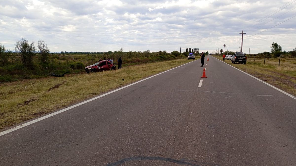 Luego del vuelco que terminó con la muerte del conductor, el auto quedó a la vera de la Ruta 143 en San Rafael